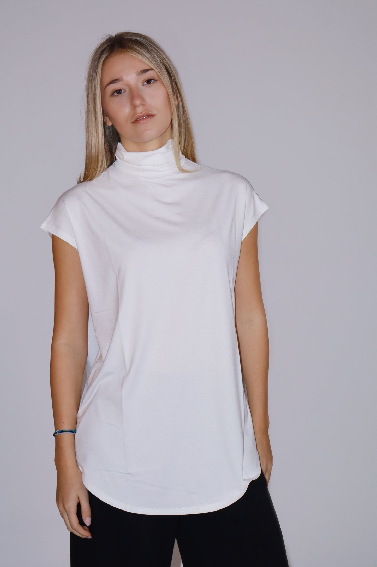 T-shirt smanicata collo alto
