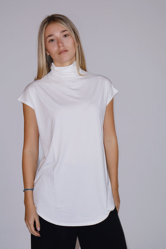 T-shirt smanicata collo alto